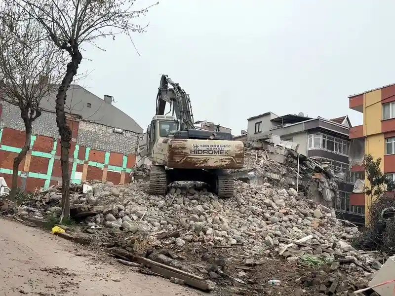 Avcılar'da Bina Tek Darbeyle Yıkıldı