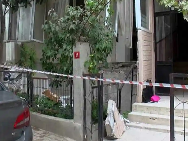 Avcılar'da Tahliye Edilen Binanın Balkonu Çöktü: 1 Yaralı!