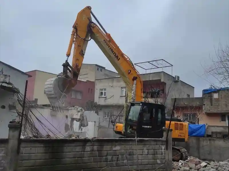 Batman'da 174 Riskli Yapı Yıkıldı