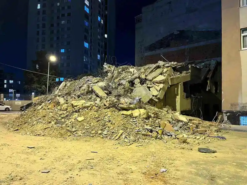 Küçükçekmece'de Bina Tek Kepçe ile Yıkıldı