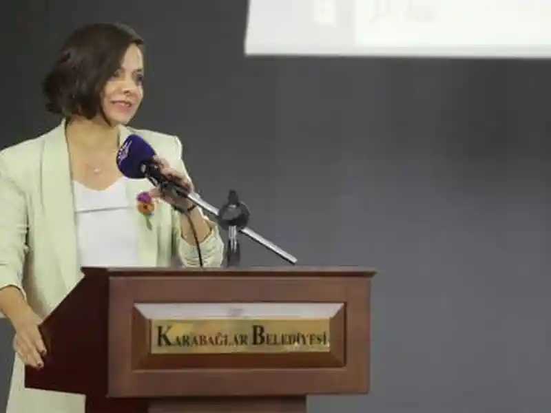 İzmir'de Kentsel Dönüşüm Mağdurlarından Büyükşehir Önünde Mezar Taşlı Eylem