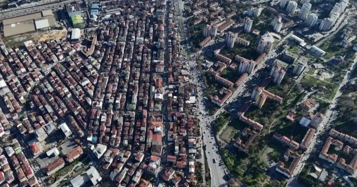 İstanbul’da Hayatın İki Farklı Yüzü Aynı Karede! Dikkat Çeken Görüntü
