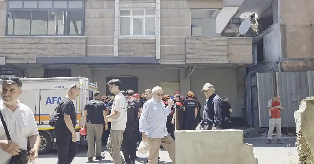 Küçükçekmece’de Binada Kısmi Çökme! 3 İşçi Yaralandı