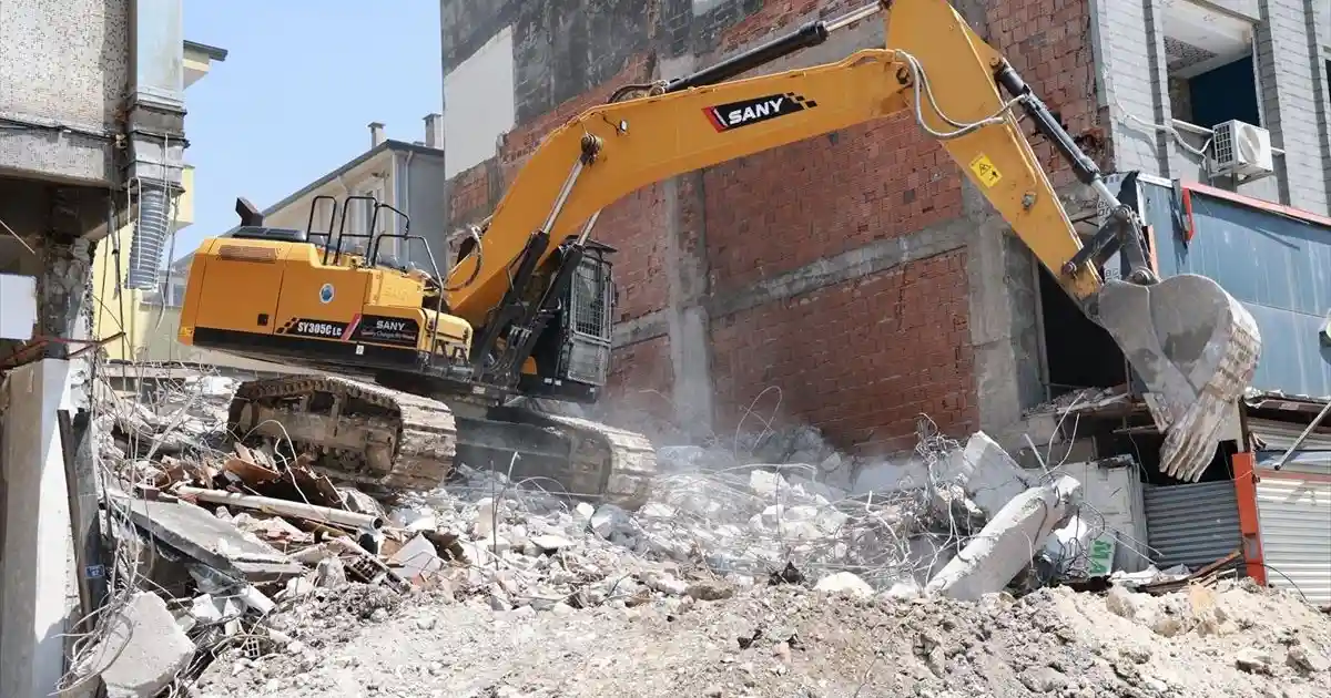 Gebze’de Riskli 22 Binanın Yıkımına Başlandı