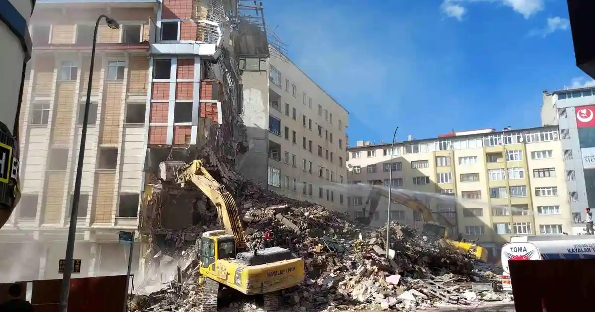 Erzurum’da Otel Yıkımında Korku Dolu Anlar