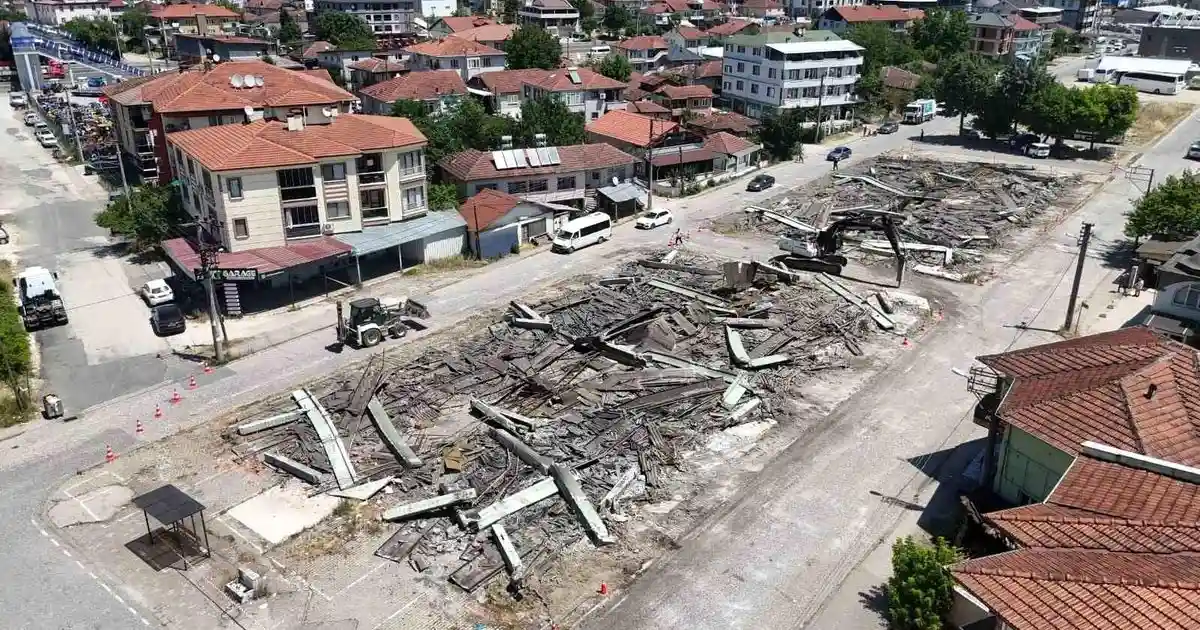 Düzce’de Riskli Eski Pazaryeri Yıkıldı, Sanayi Çarşısı Sırada