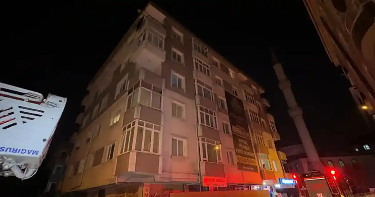 Avcılarda Merdiveni Çöken ve Kolonlarından Sesler Gelen 5 Katlı Bina Tahliye Edildi