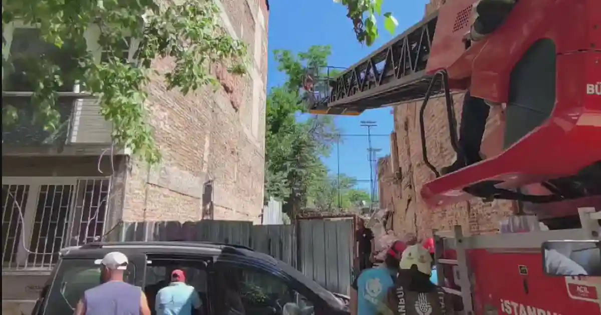 Kadıköy’de Yıkım Sırasında Bina Çöktü: 2 İşçi Kurtarıldı