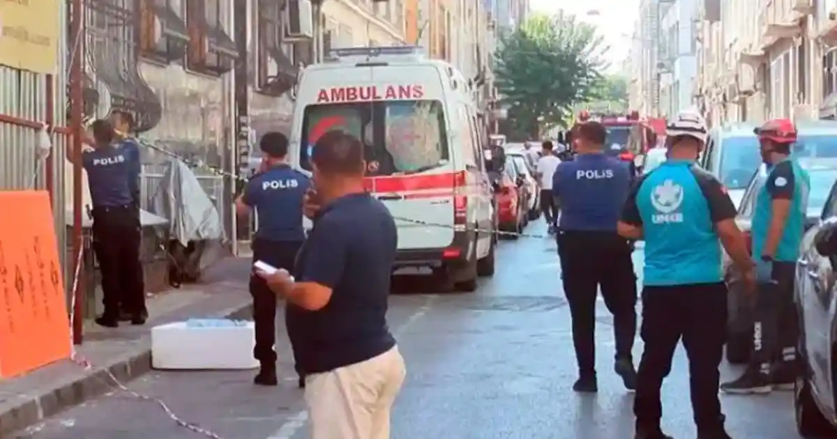 Fatih'te Yüreker Ağza Geldi: Kentsel Dönüşümde Olan Bina Çöktü! 2 Yaralı