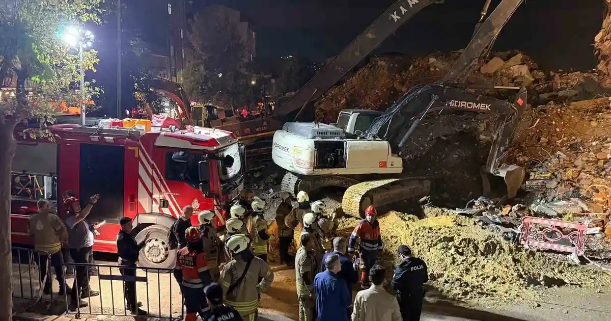 Küçükçekmece'de Yıkımı Duran Blok Kendiliğinden Çıktı, 2 Kişi Yaralandı