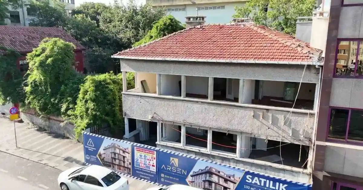Üsküdar Doğancılar’da ‘Tavuklu Doktor’ Özferendeci’nin Evi Yıkım Sürecine Girdi