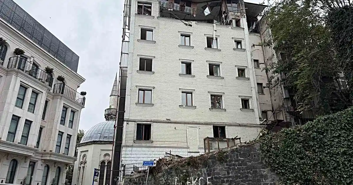Fatih'te Boşaltılan Otelin Üst Katı Yağmurda Çöktü, 5 Araç Zarar Gördü