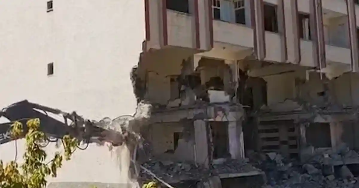 Elazığ’da 5 Katlı Bina İş Makinesinin Tek Dokunuşuyla Yıkıldı