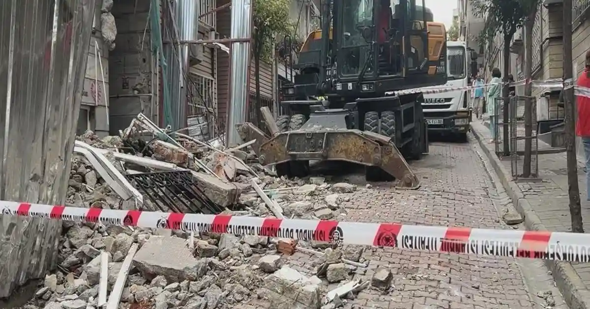 Beşiktaş'ta Kentsel Dönüşüm Hasarı: Yan Bina Tahliye Edildi