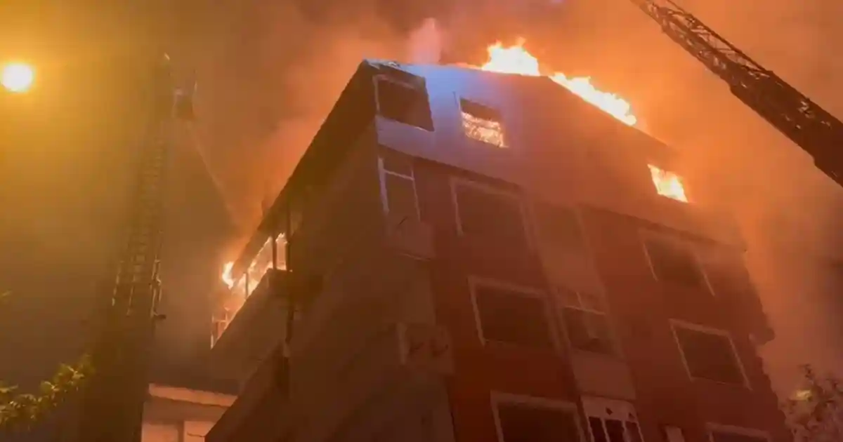 Güngören'de Kentsel Dönüşüm İçin Boşaltılan 5 Katlı Binanın Çatı Katında Yangın