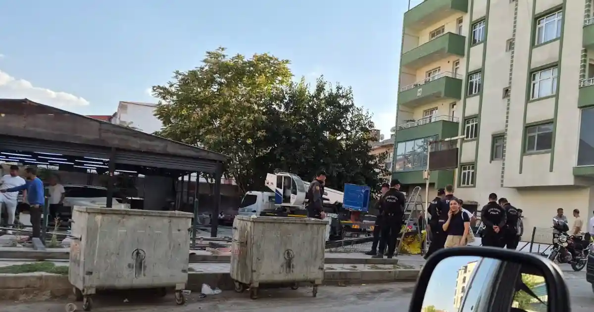 Iğdır’da Ruhsatsız Oto Yıkama Yapısı, İşletme Sahibinin Direnmesine Rağmen Yıkıldı