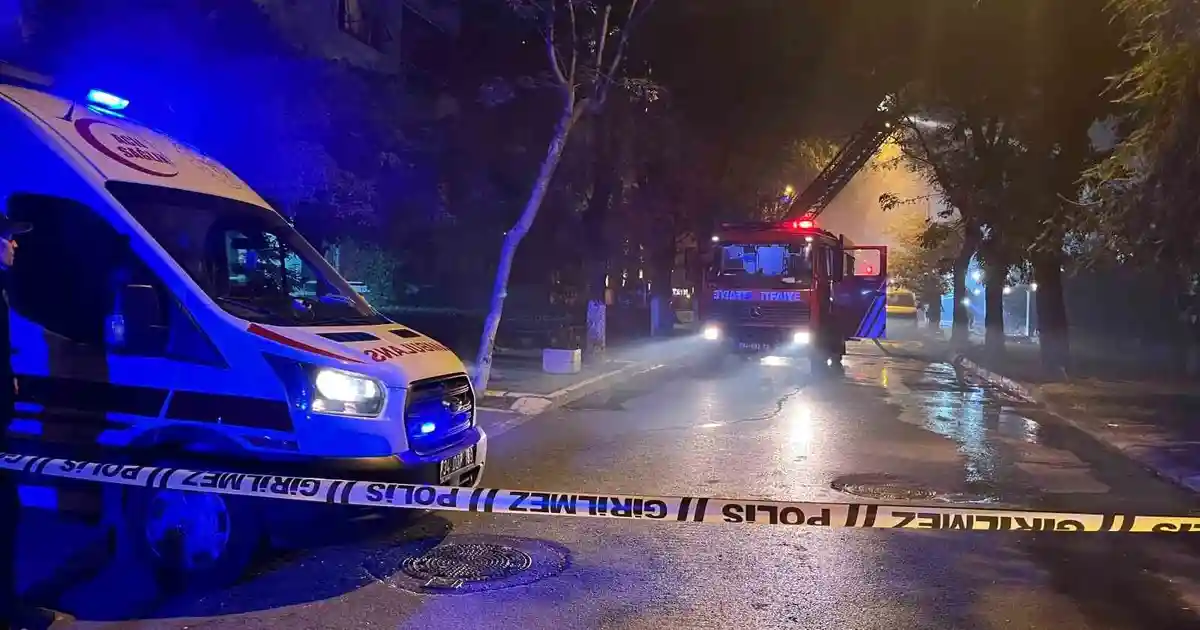 Bakırköy’de 4 Katlı Metruk Binanın Çatısı Alevlere Teslim Oldu
