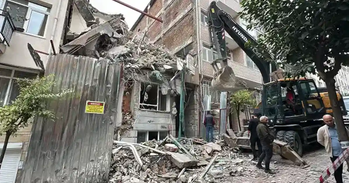 Beşiktaş’ta Yıkım Sırasında Binada Çökme: Yan Taraftaki Bina Tahliye Edildi!