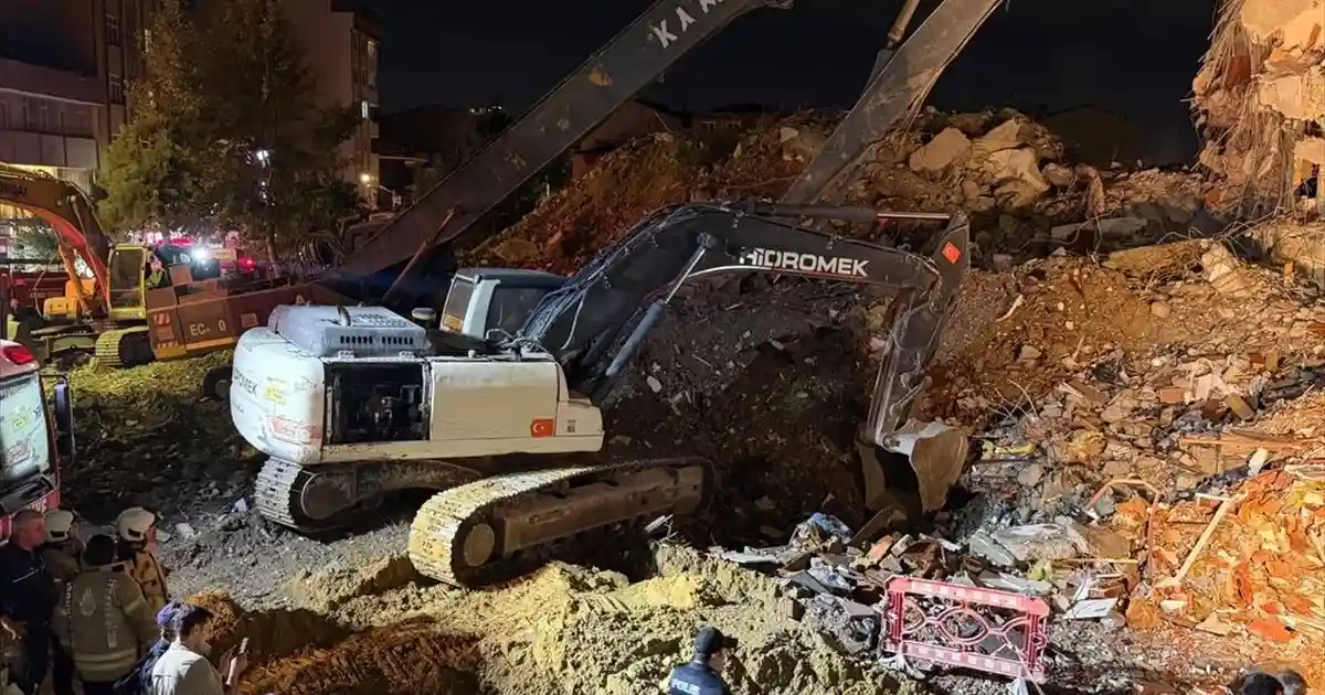Küçükçekmece'de Yıkımı Süren Binanın Bir Bölümü Çök, Yoldan Geçen 2 Kişi Yaralandı