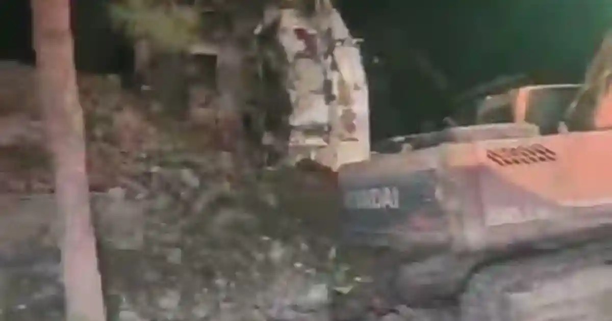 Küçükçekmece'de Yıkımı Süren 8 Katlı Binada Çökme, 2 Kişi Yaralandı