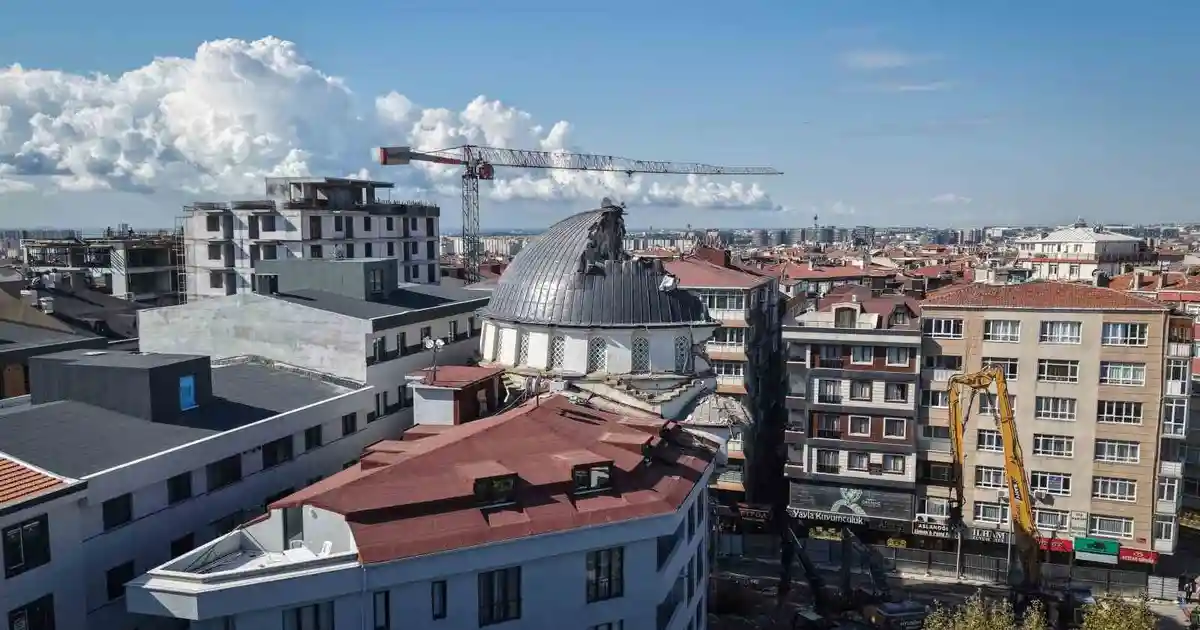 Bahçelievler'de Yayla Camii'nin Yıkımı Kubbe Direnci Nedeniyle 4 Gün Sürüyor