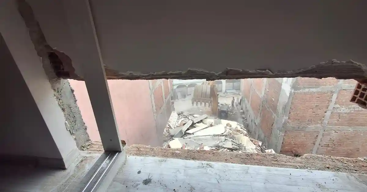 Zeytinburnu'nda Kentsel Dönüşüm Kabusu! Yıkım Bitişik Apartmanının Duvarlarını İndirdi, Çocuk 5 Dakikayla Kurtuldu