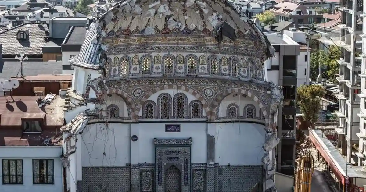 Çürük Denen Cami 4 Gündür Yıkılmıyor