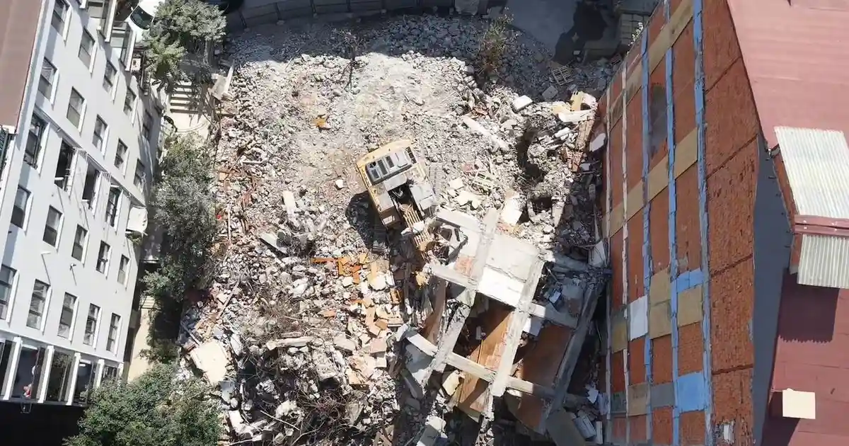 İstanbul Küçükçekmece'de Yıkımda İş Makinesine Moloz Devrildi, Operatör Kurtuldu