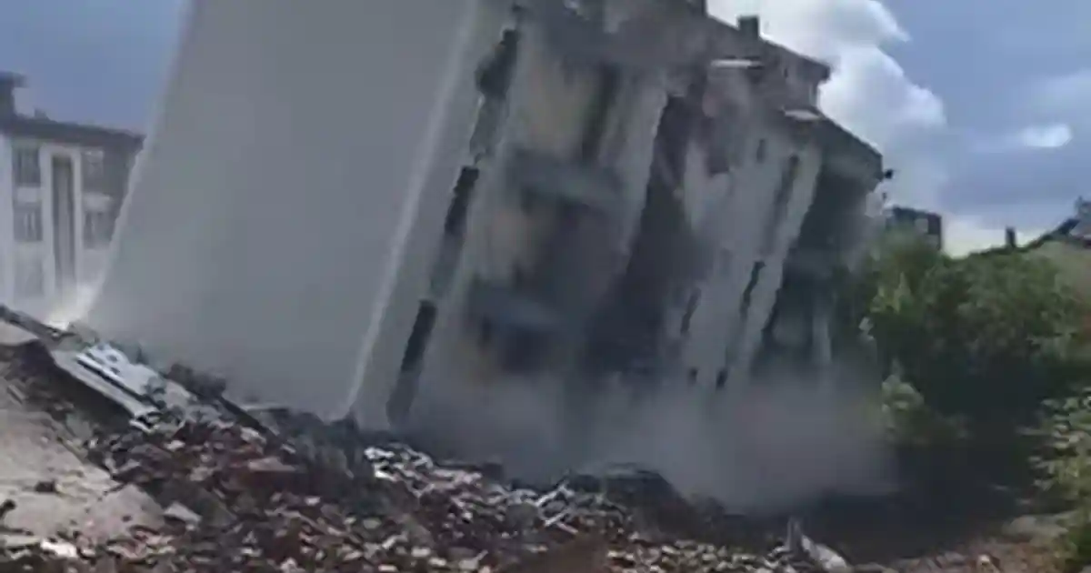 Elazığ'da ağır hasarlı 5 katlı bina, iş makinesinin makasıyla yerle bir oldu